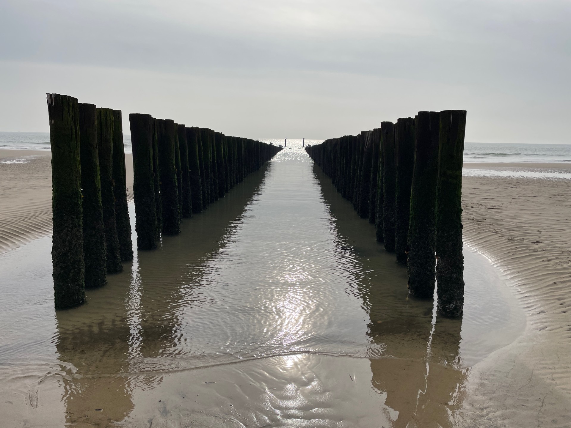 Blick auf das Meer mit Wellenbrechern